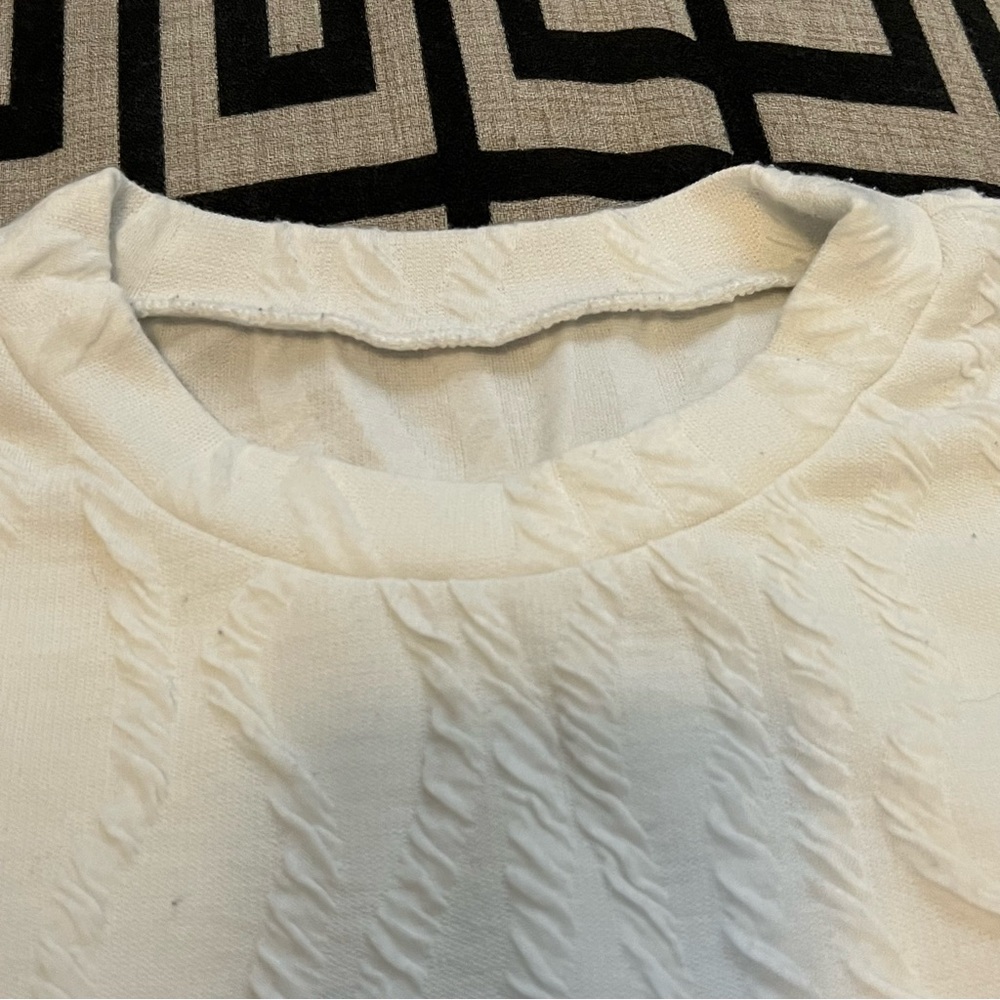 Elegant White Textured Sleeveless Top - Picture 4 of 5